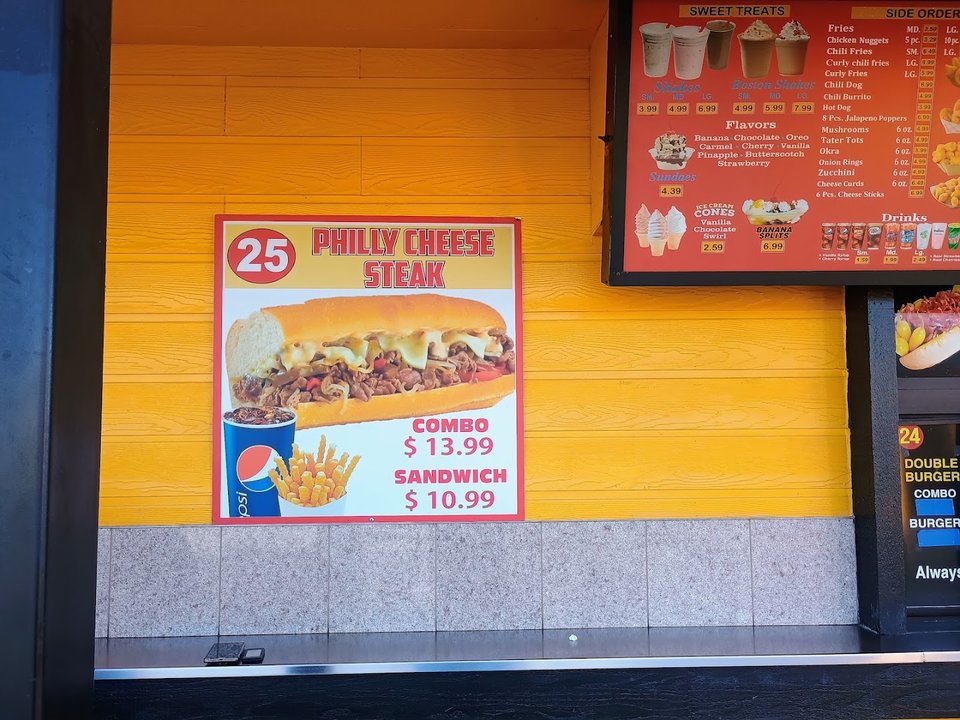 Family-friendly hamburger restaurant with a roadside feel.